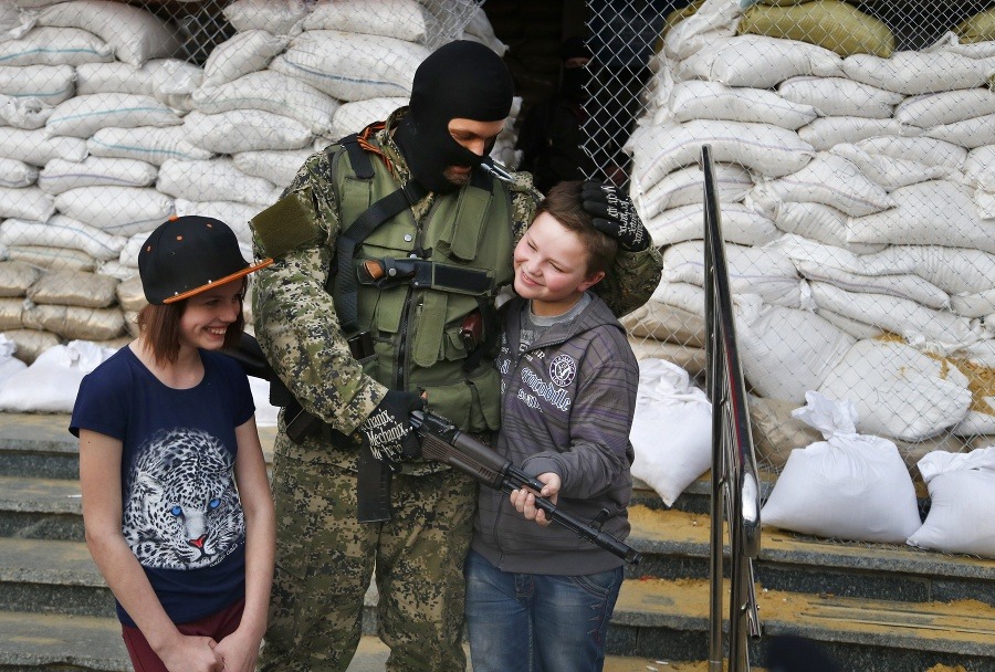 Донбасс украина вк. Ополченцы с детьми. Дети в ополчение Донбасса.