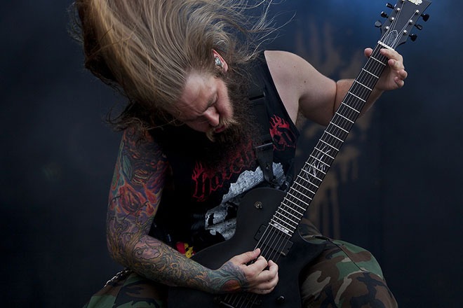 Хэдбэнгер. Металлисты крыша. Gorgoroth группа сатанисты. Металкор гитарист. Металлисты концерт.