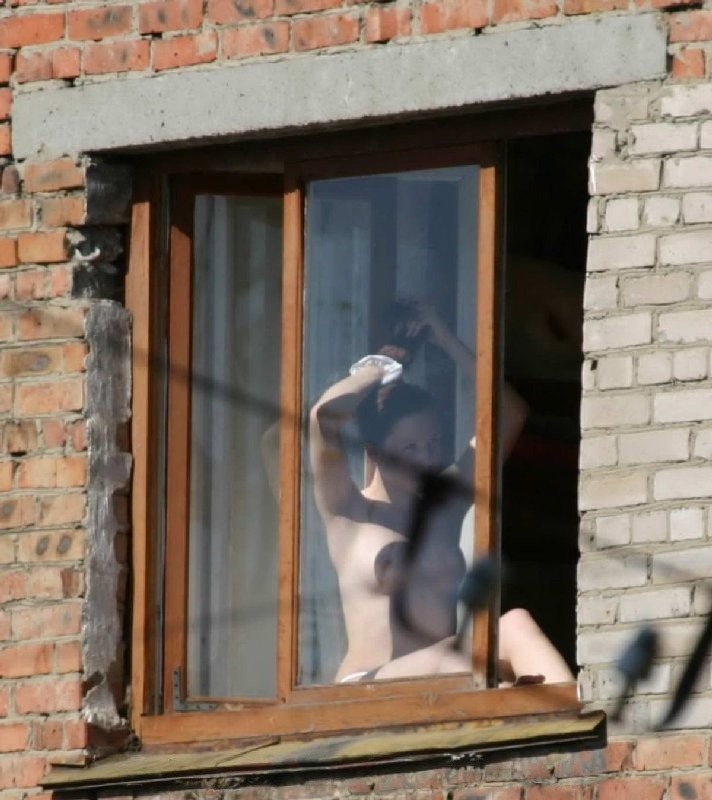 zhenshini-v-okne-golie-foto