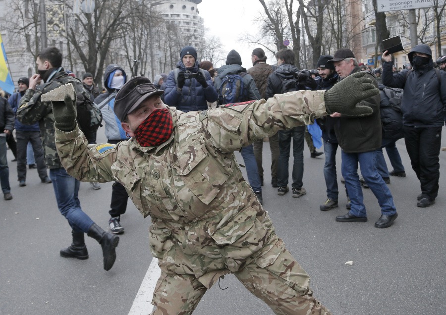 Происходит киевском. Вооруженная оппозиция Майдана. Правый сектор против Беркута.