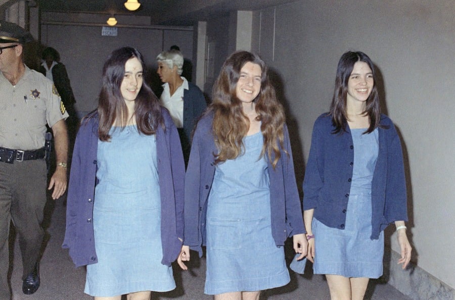 Členky Mansonovej Rodiny (zľava)  Susan Atkins, Patricia Krenwinkel a Leslie Van Houten.