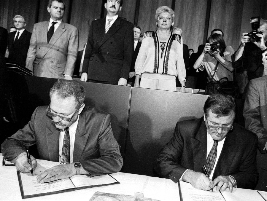 Predseda vlády SR Vladimír Mečiar, predseda NR SR, a Ivan Gašparovič17. júla 1992 v budove parlamentu v Bratislave zdravia poslancov po podpise Deklarácie o zvrchovanosti Slovenskej republiky