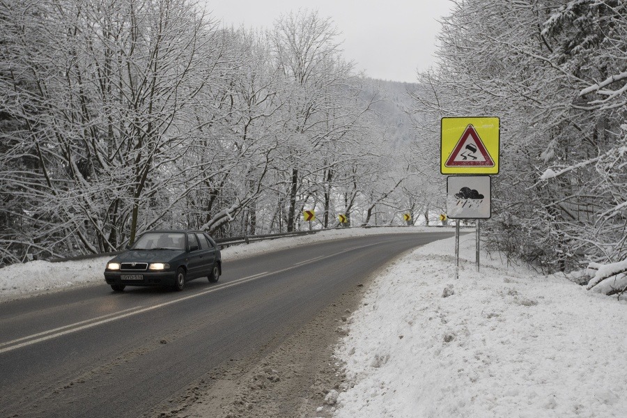 Počasie trápi vodičov: Silné sneženia a poľadovica, meteorológovia vydali výstrahu