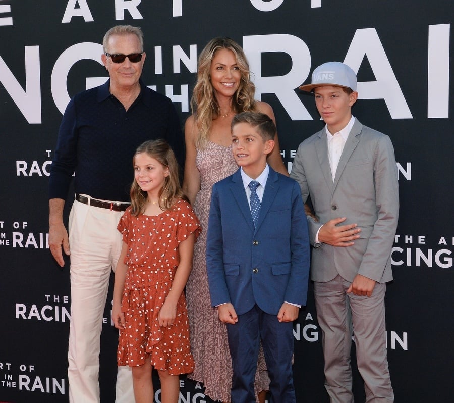 Kevin Costner s manželkou Christine a ich deťmi