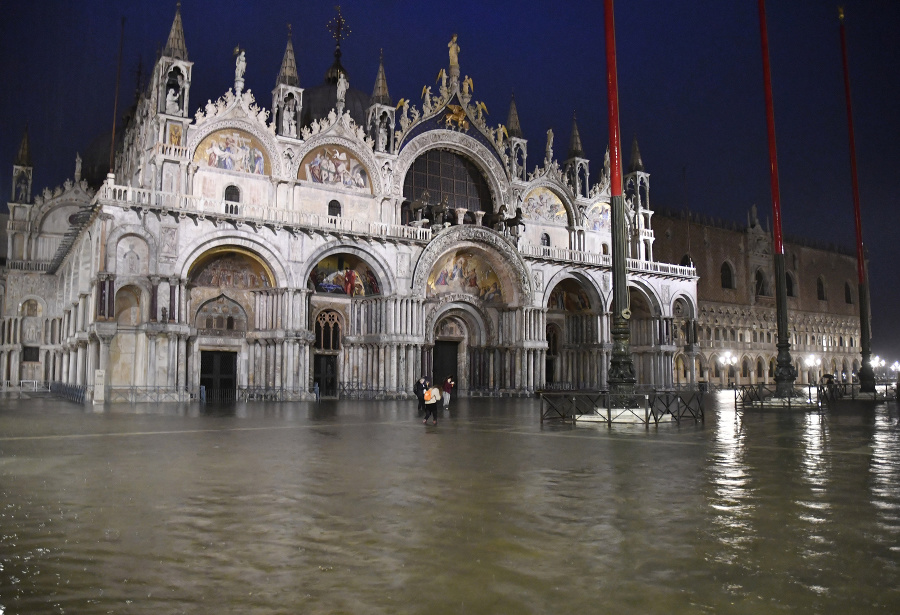 Nadpriemerne vysoký príliv zaplavil štvrtinu Benátok