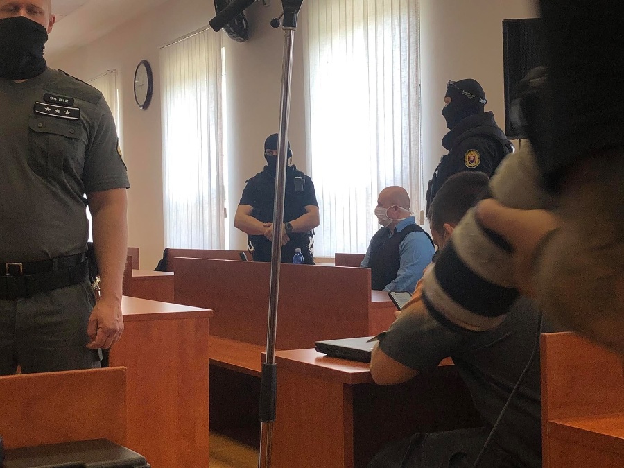 V pojednávacej miestnosti je aj Zoltán Andruskó, ktorý je už v prípade vraždy Kuciaka odsúdený. 