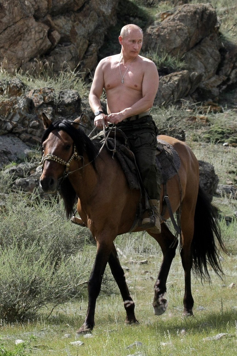 Putin sa rád prezentuje ako silný muž.