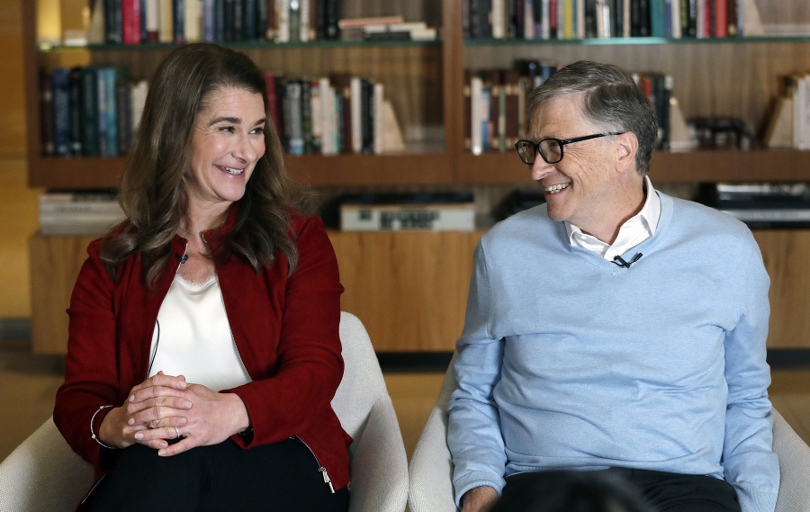Bill Gates a Melinda Gatesová sa na seba usmievajú počas rozhovoru