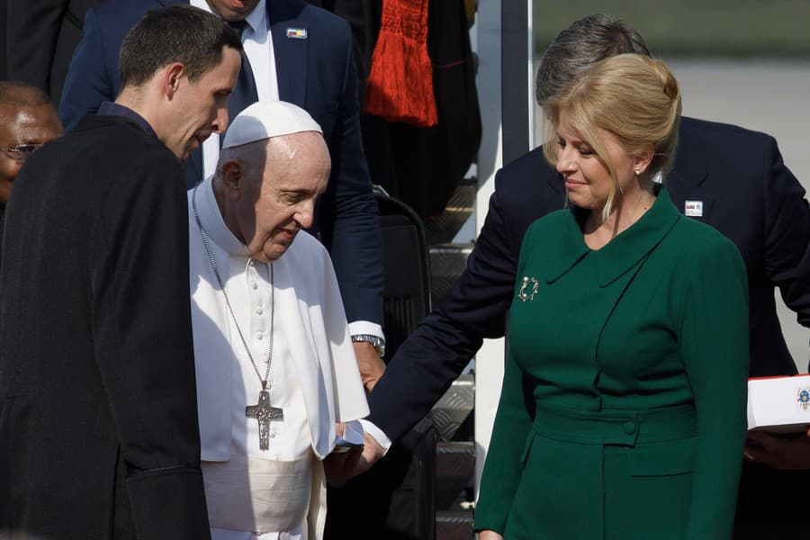 Na Slovensko prišiel pápež