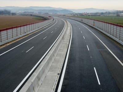 Meškanie výstavby diaľnic brzdí ekonomiku 