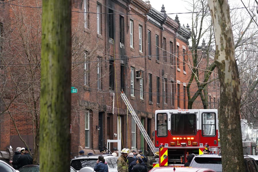 Trinásť osôb prišlo o život pri požiari bytového domu vo Filadelfii