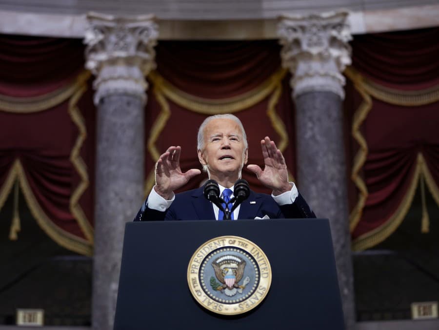 VIDEO Frustrovaný Biden stratil