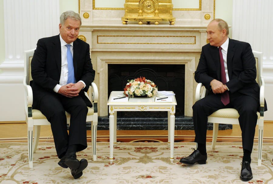 Ruský prezident Vladimir Putin (vpravo) a fínsky Sauli Niinistö počas stretnutia v Moskve 29. októbra 2021.
