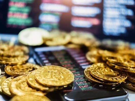 MIMORIADNE Bitcoiny padajú na