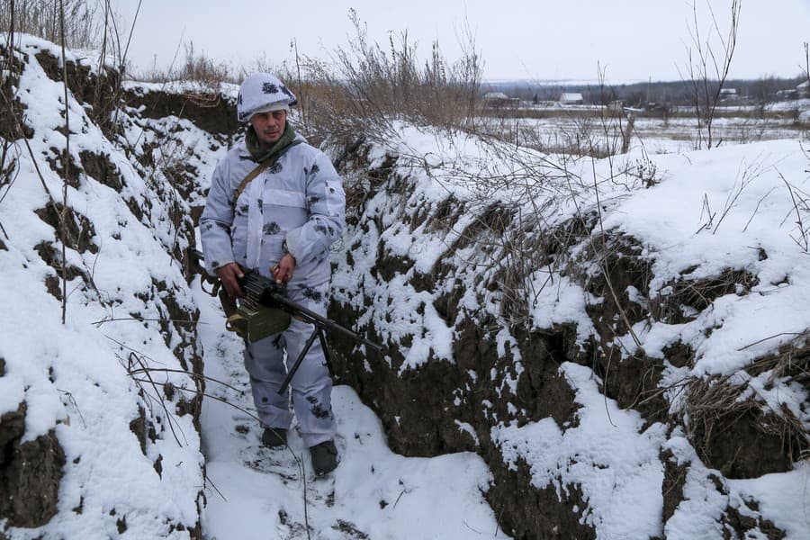 Vojak drží guľomet v zákope na území kontrolovanom proruskými militantmi v Slavjanoserbsku.