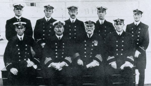 William Murdoch (predný rad úplne vpravo)