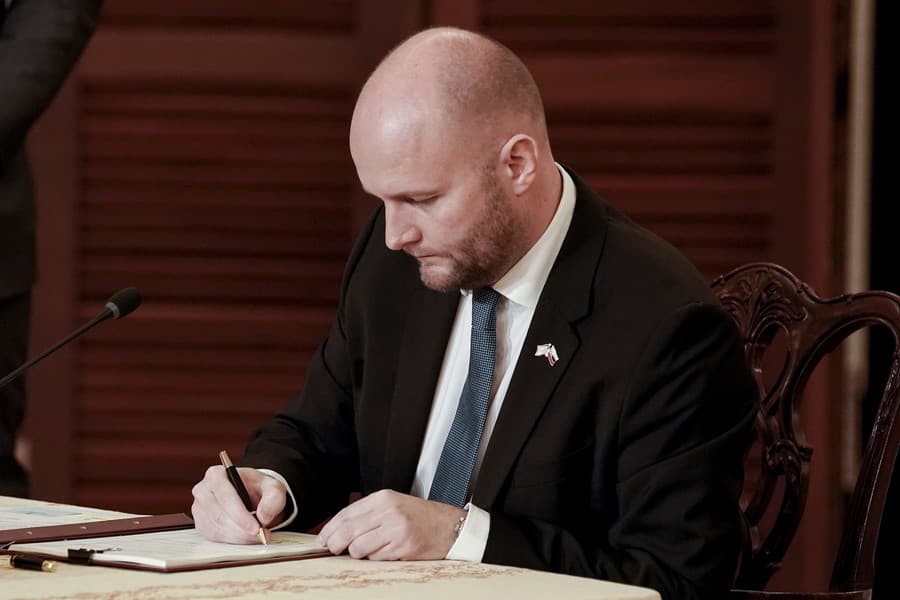 Jaroslav Naď podpisuje dohodu s USA