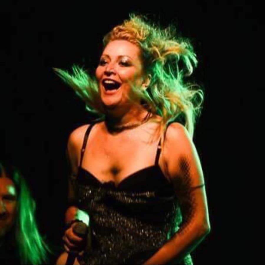 Mladej umelkyni sa behom sekundy zmenil život. 