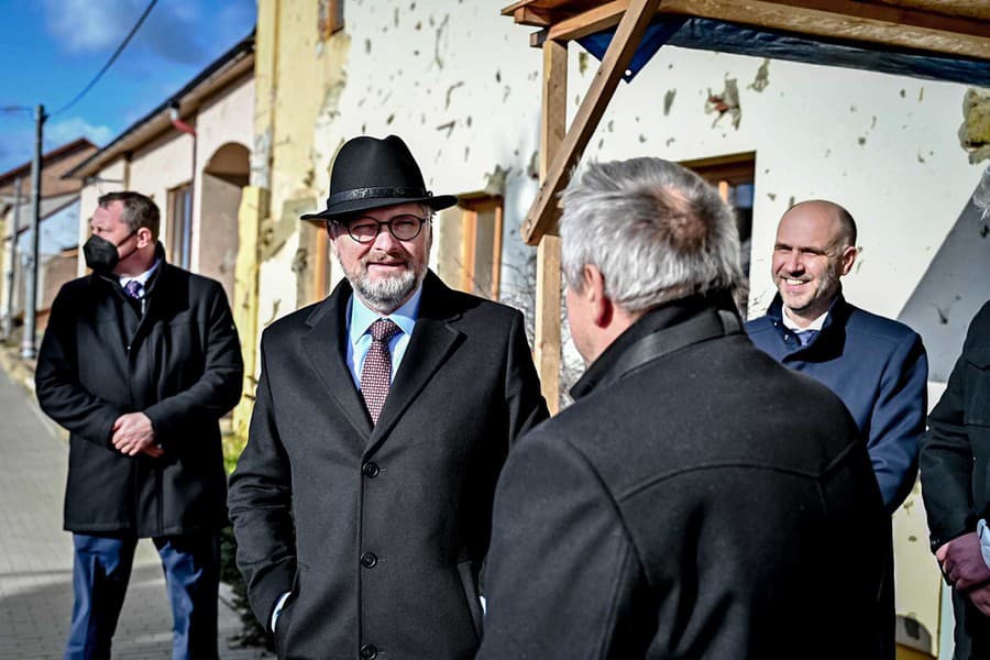 Premiér Petr Fiala navštívil obce spustošené tornádom