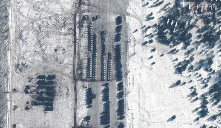Satelitná snímka zverejnená spoločnosťou Maxar Technologies ukazuje nasadenie obrnených vozidiel na letisku Zyabrovka v Bielorusku 9. februára 2022.