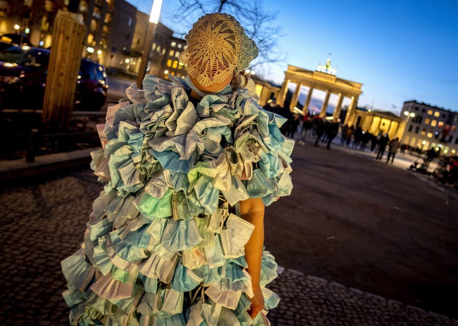 Žena na proteste v Nemecku v šatách ušitých z rúšok