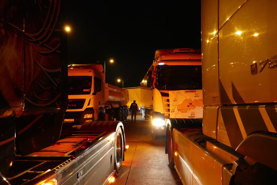 Protestujúci dopravcovia sa z Bratislavy presunuli k hraničnému priechodu Kúty, kde v utorok večer blokovali výjazd z parkoviska.