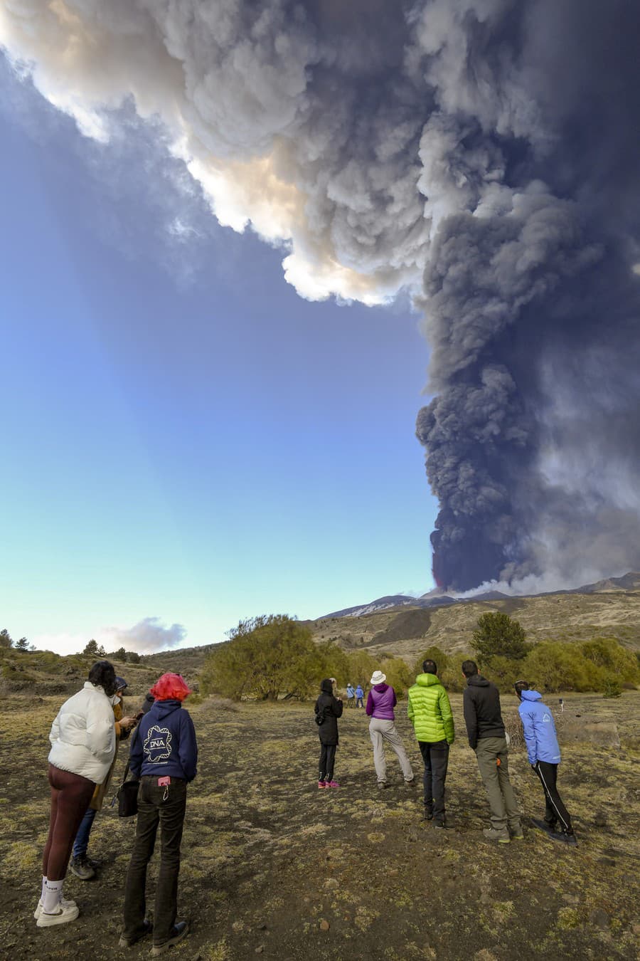 Sopka Etna chrlí dym a popol
