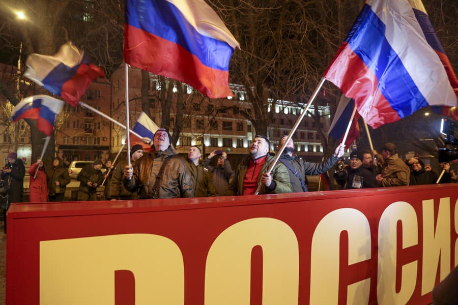 Ľudia v Donecku oslavujú vyhlásenie nezávislosti ruským prezidentom