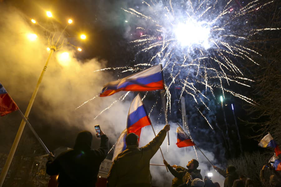 Ľudia v Donecku oslavujú vyhlásenie nezávislosti ruským prezidentom