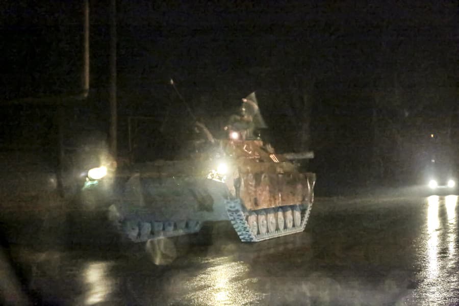 Obrnené vozidlá a tanky sa premávajú po uliciach v Doneckej oblasti