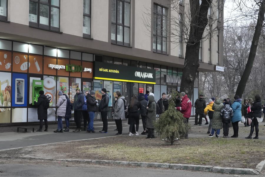 Rady ľudí pri bankomatoch v Kyjeve