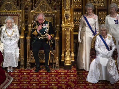 Princ Charles a jeho manželka Camilla boli slovami jej Veličenstva dojatí.