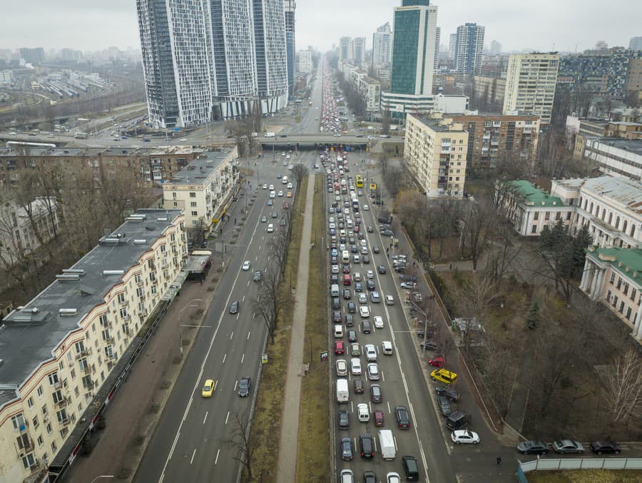 Ľudia v Kyjeve stoja v zápchach smerom na západ krajiny