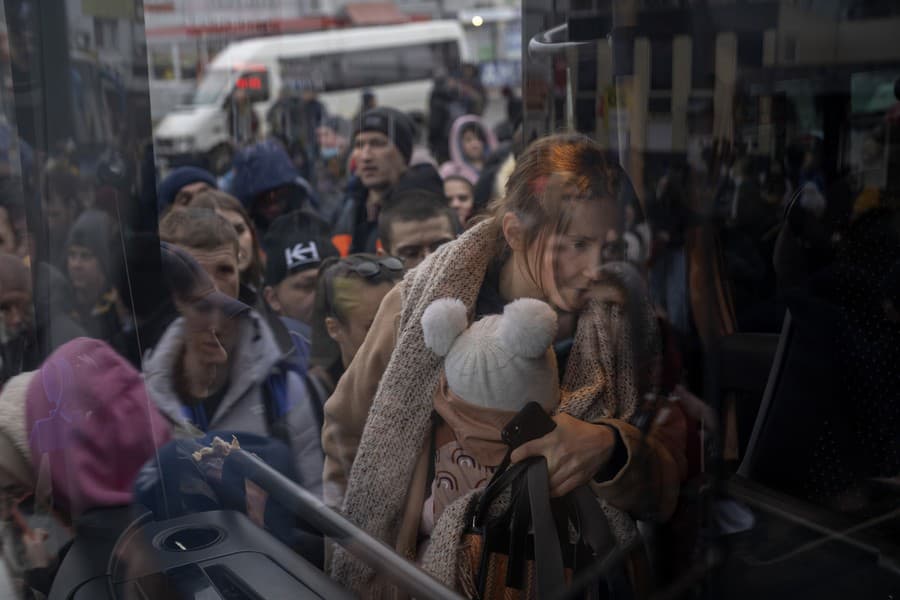 Ľudia sa snažia hromadne opustiť Kyjev. 