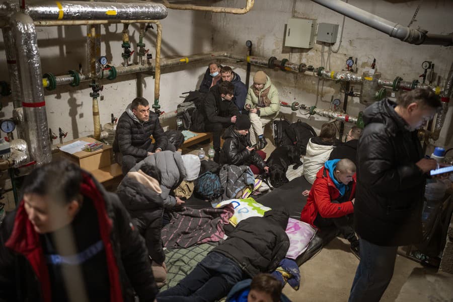 Ľudia na Ukrajine sa schovávajú, kde sa dá a mnohí z krajiny utekajú.