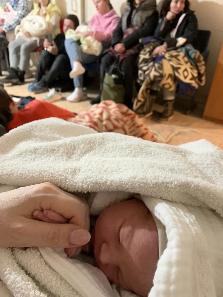 Žena v Kyjeve porodila v piatok v podzemnej stanici metra, kde sa obyvatelia mesta ukrývajú pred ruskými náletmi.
