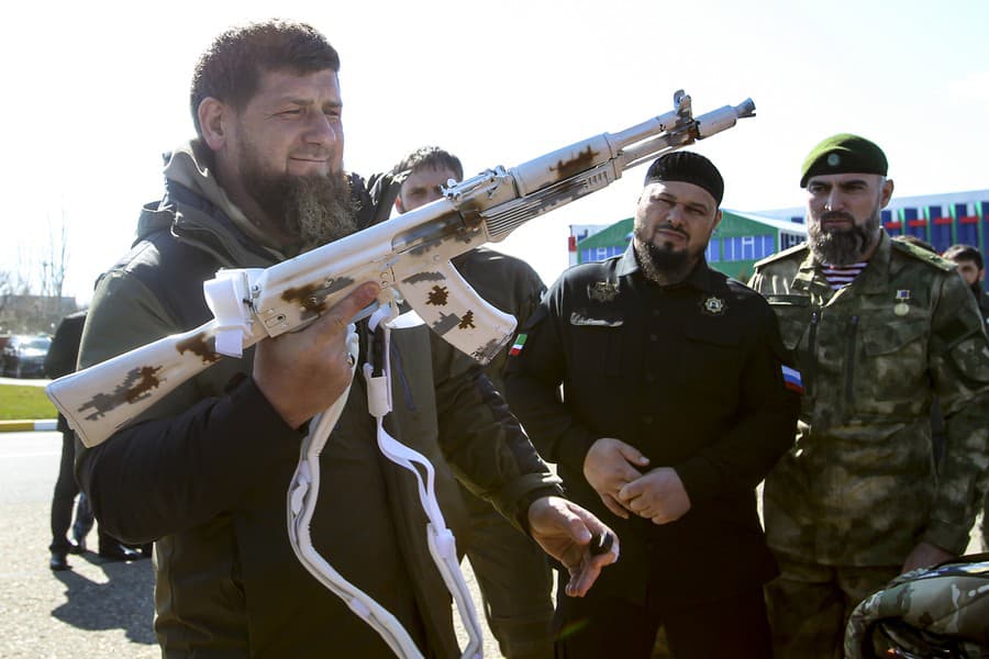 Na snímke čečenský regionálny vodca Ramzan Kadyrov s pomaľovaným samopalom AK-47