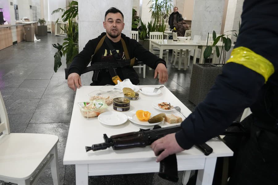 Členovia civilnej obrany obedujú v Mestskej radnici v Kyjeve.