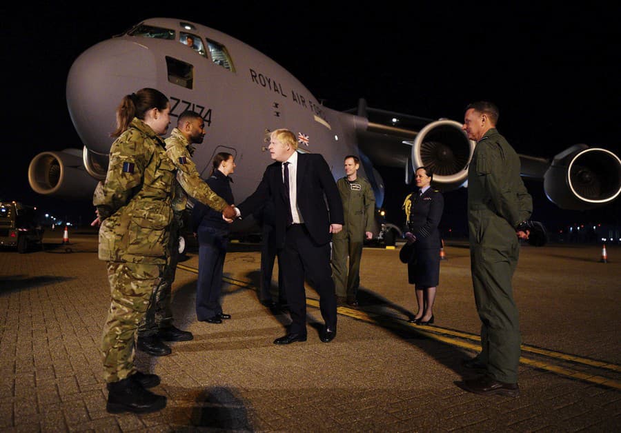 Boris Johnson ďakuje vojakom NATO.