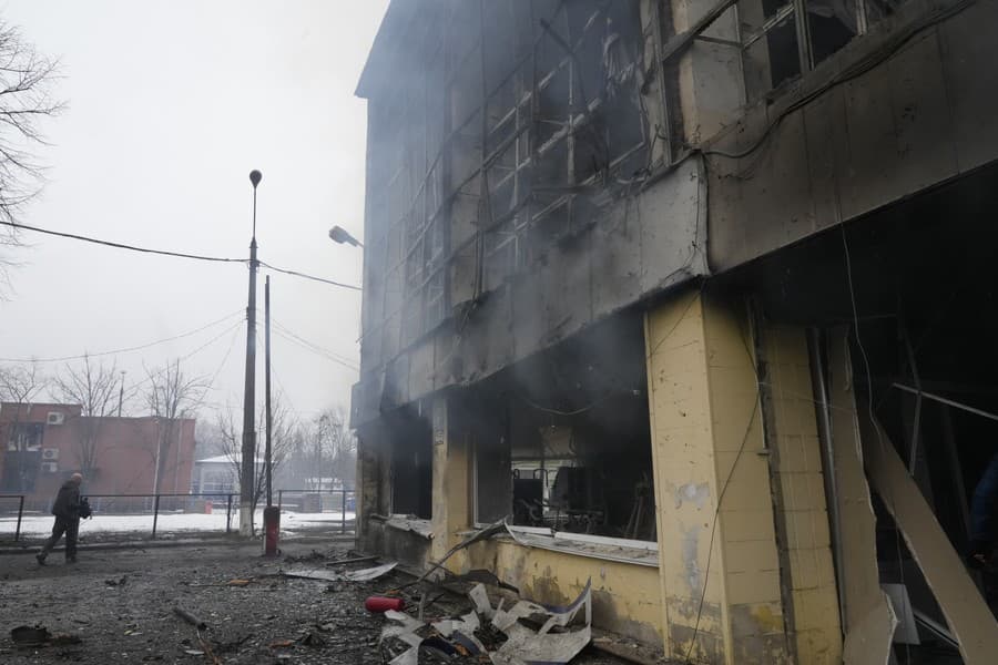 Zničená budova v Kyjeve