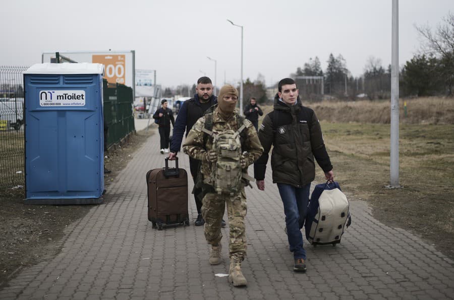 Muži odchádzajú z Poľska bojovať na Ukrajinu cez hraničný priechod v poľskej Medyke.
