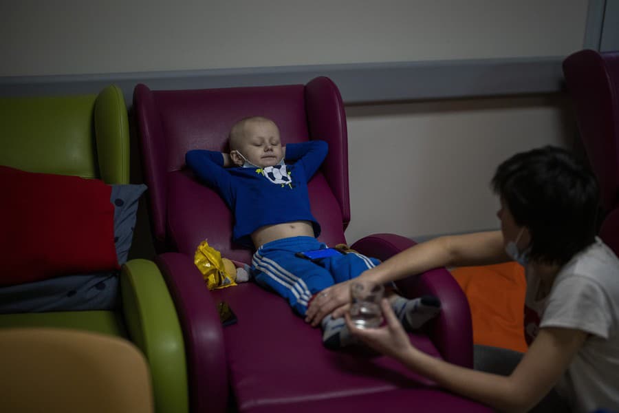 Vojna na Ukrajine zasiahla aj detskú nemocnicu Okhmadet v Kyjeve. Onkologickí pacienti sa schovávajú v suteréne.