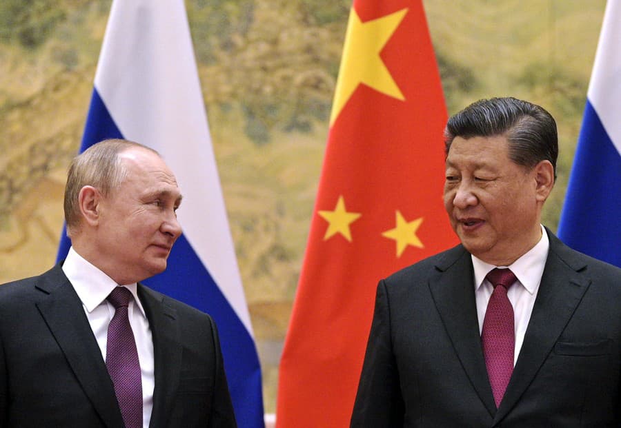 Na archívnej snímke zo 4. februára 2022 čínsky prezident Si Ťin-pching (vpravo) a ruský prezident Vladimir Putin sa rozprávajú počas stretnutia v Pekingu.