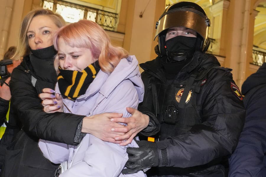 Polícia v uliciach ruských miest zatýka ľudí, ktorí protestujú proti invázii na Ukrajine