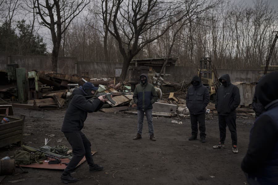 Civilisti sa pripravujú na ruský útok v meste Ľvov.