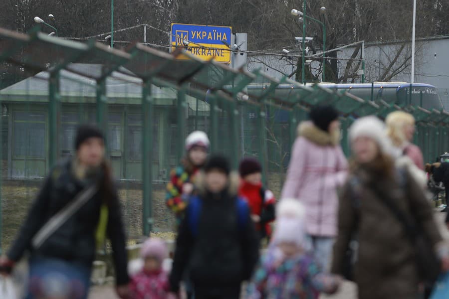 Ženy a deti opúšťajú Ukrajinu na hraničnom priechode do Poľska