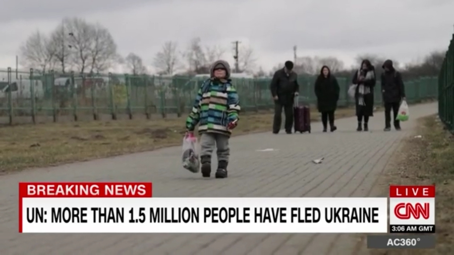 Plačúci chlapec prekračuje poľsko-ukrajinskú hranicu úplne sám.