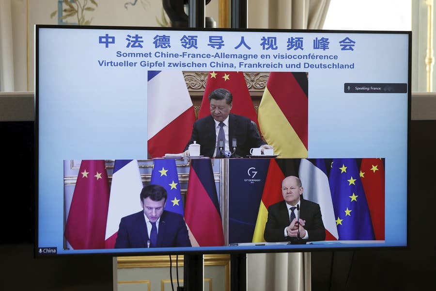 Nemecký kancelár Olaf Scholz a francúzsky prezident Emmanuel Macron v utorok diskutovali s čínskym lídrom Si Ťin-pchingom 