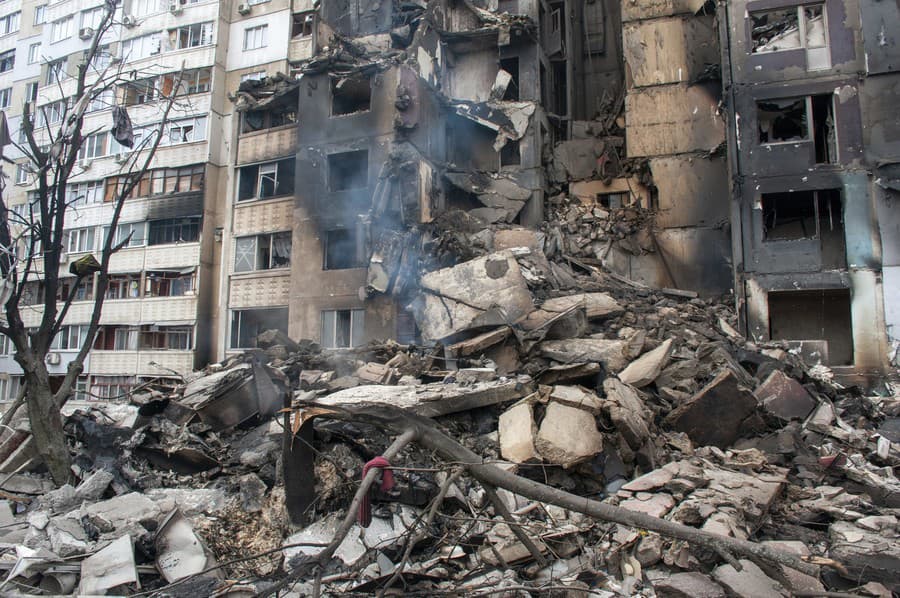  Na snímke zničená bytovka po ostreľovaní v meste Charkov