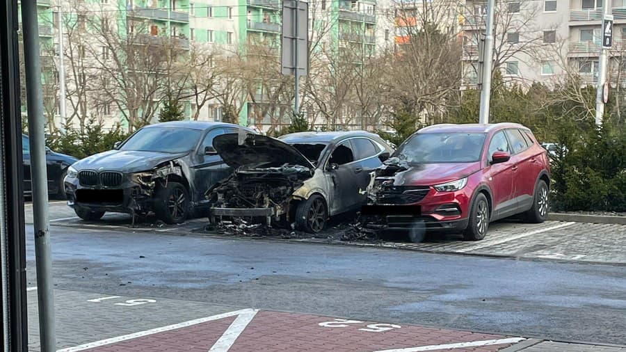 Na Ružinovskej ulici do tla zhorelo auto